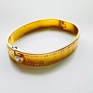 Hi. I’m selling this used Louis Vuitton Nanogram Strass Bracelet.